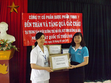 YNNO Pharma tặng quà cho các cháu nhỏ tại Trung tâm nuôi dưỡng trẻ mồ côi suy dinh dưỡng Hà Nội nhân dịp Quốc tế thiếu nhi 1/6/2013